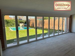 Porche cerrado con hojas plegables de aluminio vistas desde el interior
