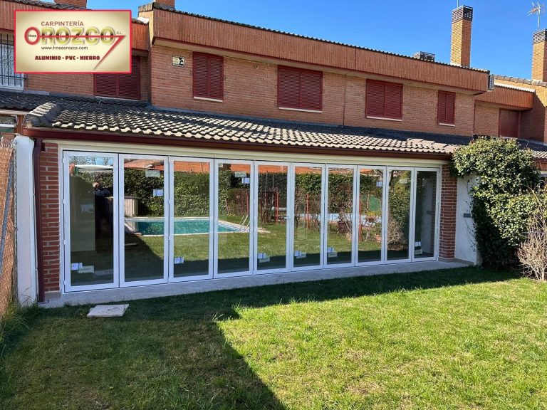 Porche de chalet cerrado con puertas plegables de aluminio blanco