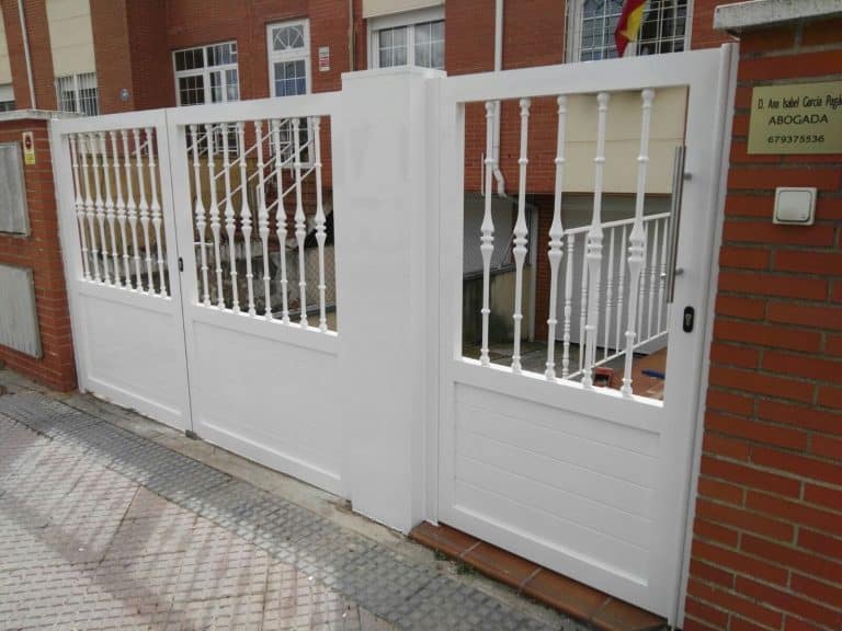 Puertas de hierro blancas para la entrada de una urbanización