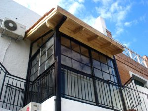 Cerramiento corredero de aluminio en un balcón
