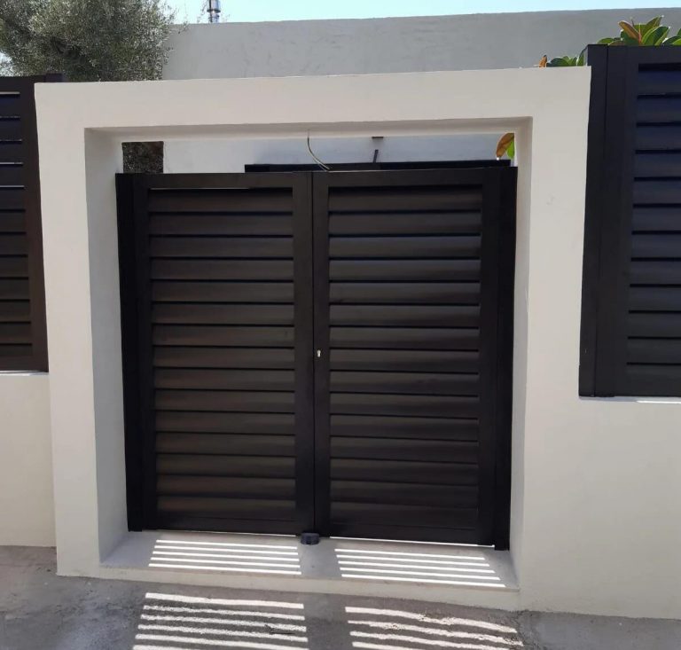 Puerta peatonal metálica de exterior