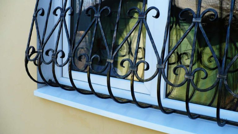 Reja de hierro forjado instalada en una ventana