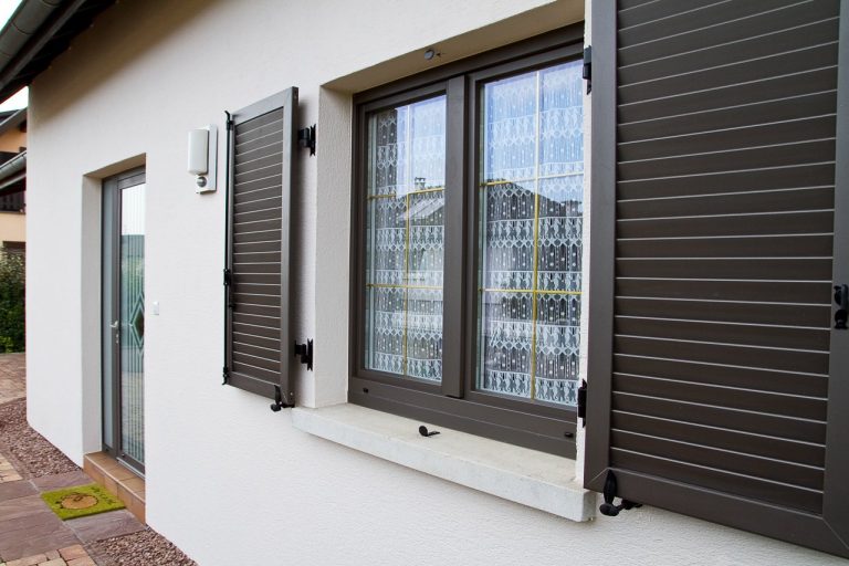 Contraventanas mallorquinas de aluminio en una fachada