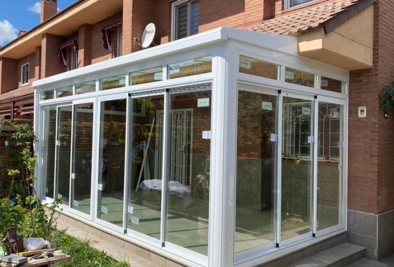 Cerramiento de porche acristalado con perfiles de aluminio blanco