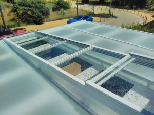 Techo móvil motorizado de aluminio y vidrio sobre un porche