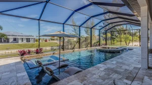 Cerramiento de aluminio y cristal sobre una piscina