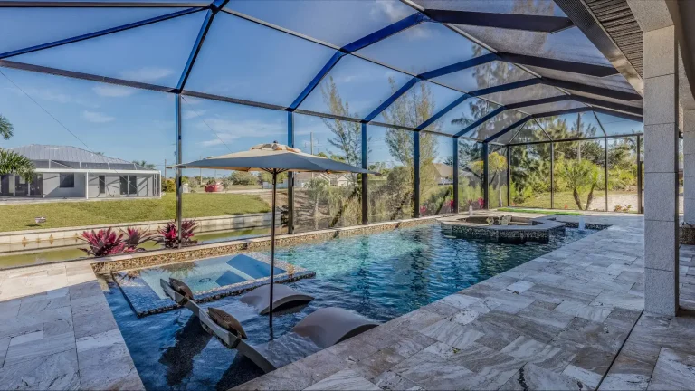 Cerramiento de aluminio y cristal sobre una piscina